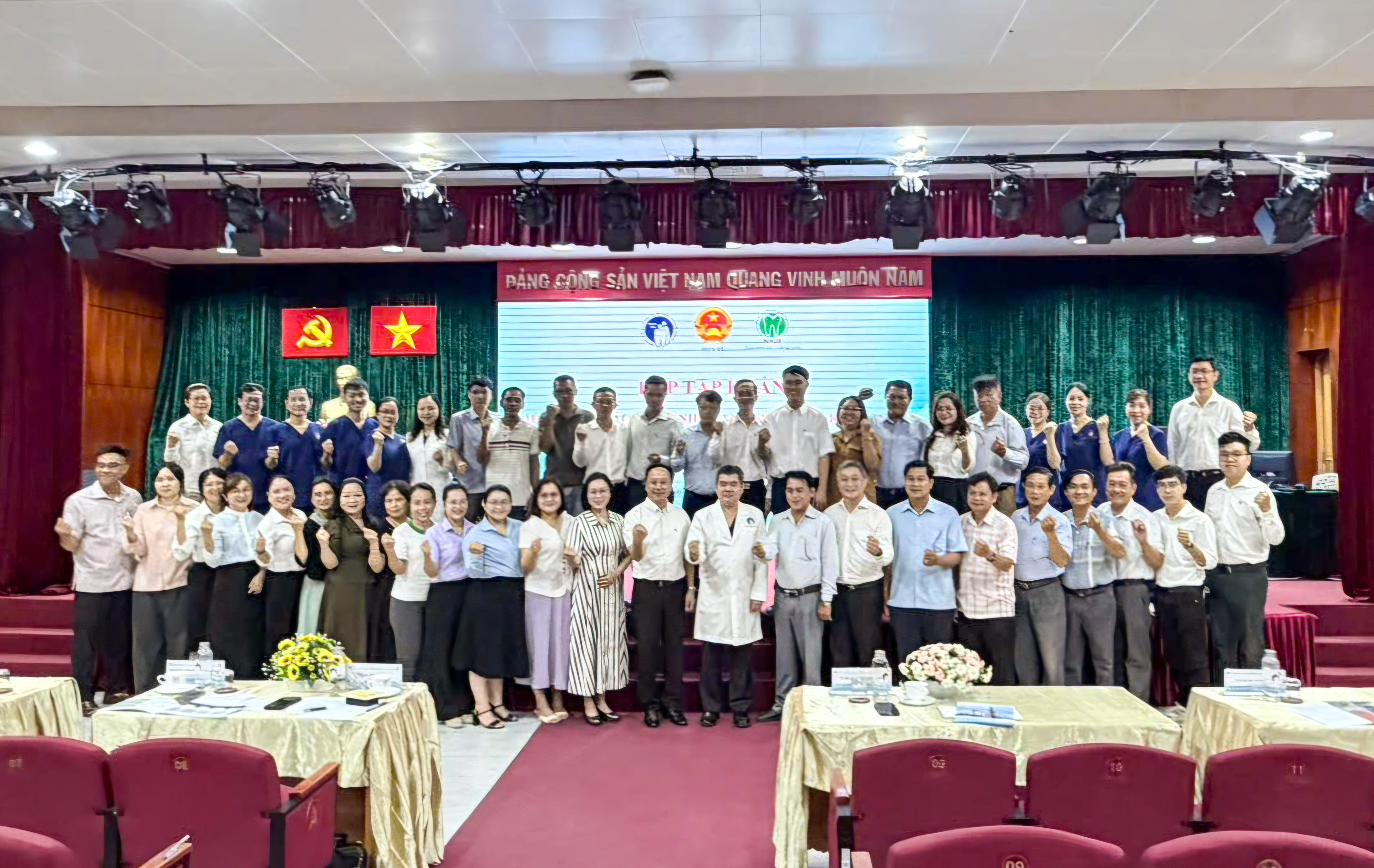 Các đại biểu chụp ảnh kỷ niệm